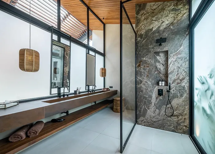 Baratega - Dreamy Urban Tropical 6br For Large Group Kerobokan (Bali)